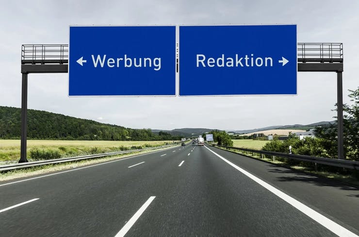 Schild: Werbung nach links und Redaktion nach rechts 